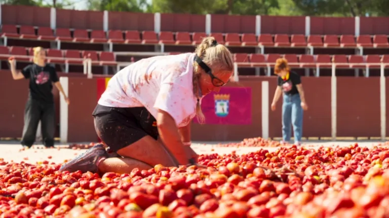 “Are Tomatoes Good for Skin Care?” -- Coverage of the CBS Original Series THE AMAZING RACE, scheduled to air on Thursday, Oct. 1 (9:30-11:00 PM, ET/PT) Pictured (L to R): Jody Rebhun Photo: CBS ©2026 CBS Broadcasting, Inc. All Rights Reserved. Highest quality screengrab available.