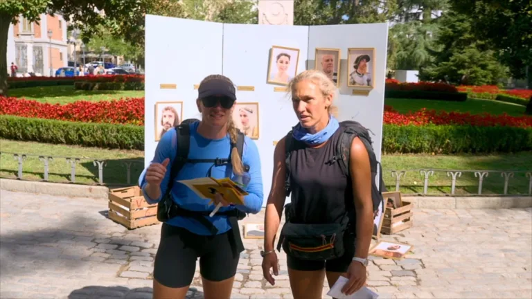 “Are Tomatoes Good for Skin Care?” -- Coverage of the CBS Original Series THE AMAZING RACE, scheduled to air on Thursday, Oct. 1 (9:30-11:00 PM, ET/PT) Pictured (L to R): Jenn Naso, Jody Rebhun Photo: CBS ©2026 CBS Broadcasting, Inc. All Rights Reserved. Highest quality screengrab available.