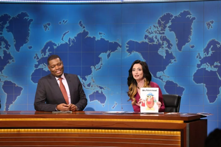 SATURDAY NIGHT LIVE -- Episode 1906 -- Pictured: (l-r) Anchor Michael Che and Sarah Sherman as Debbie Mush during Weekend Update on Saturday, October 3, 2026 -- (Photo by: Will Heath/NBC)