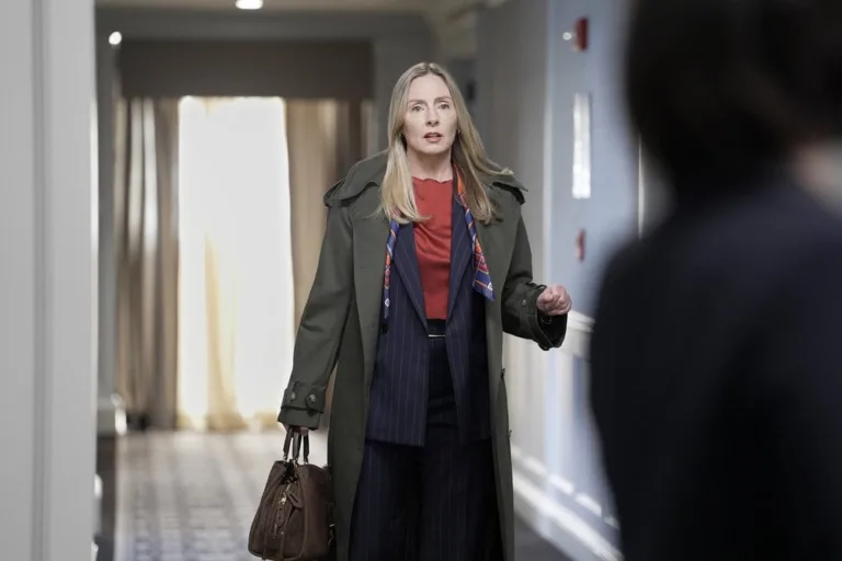 LINE OF FIRE Season 1 Episode 4 -- "Paper Trail" Episode 104 -- Pictured: Hope Davis as Jane Hollingsworth -- (Photo by: Spencer Pazer/NBC)