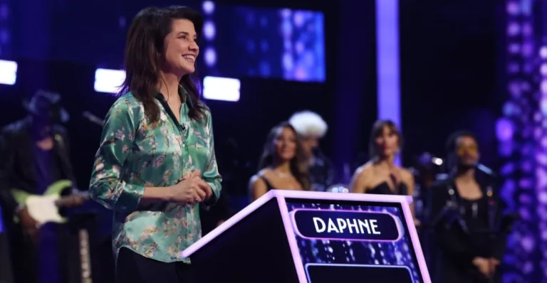 NAME THAT TUNE: Daphne Zuniga in the "It's a '90s Halloween" episode of NAME THAT TUNE airing Monday, OCT. 12 (8:00-9:00 PM ET/PT) on FOX. CR: Lorraine O'Sullivan/FOX. ©2026 FOX Media LLC.