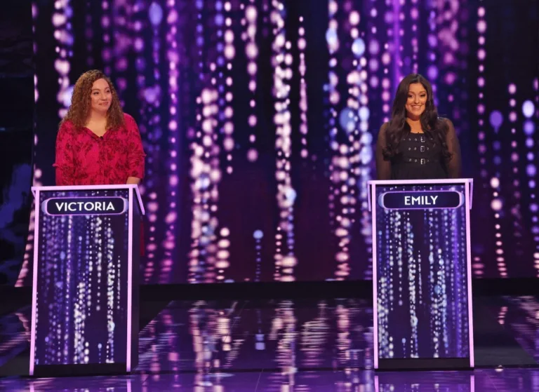 NAME THAT TUNE: L-R: Victoria and Emily in the "It's a '90s Halloween" episode of NAME THAT TUNE airing Monday, OCT. 12 (8:00-9:00 PM ET/PT) on FOX. CR: Lorraine O'Sullivan/FOX. ©2026 FOX Media LLC.