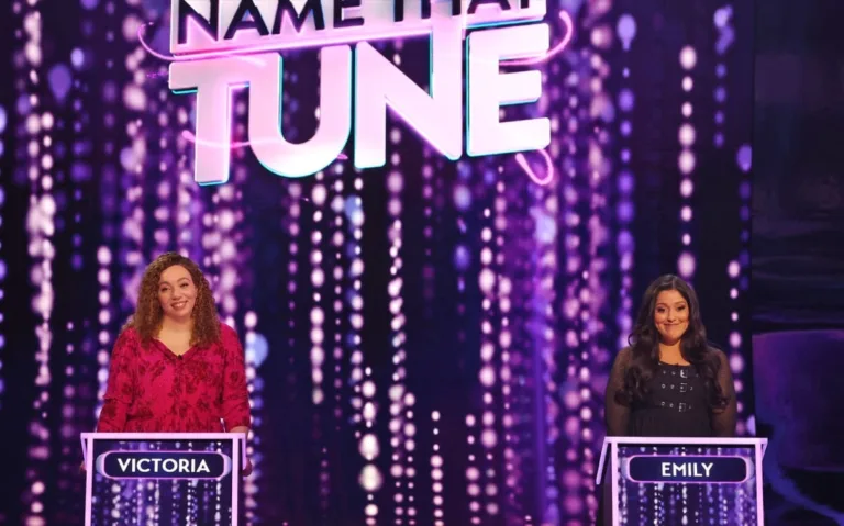 NAME THAT TUNE: L-R: Victoria and Emily in the "It's a '90s Halloween" episode of NAME THAT TUNE airing Monday, OCT. 12 (8:00-9:00 PM ET/PT) on FOX. CR: Lorraine O'Sullivan/FOX. ©2026 FOX Media LLC.