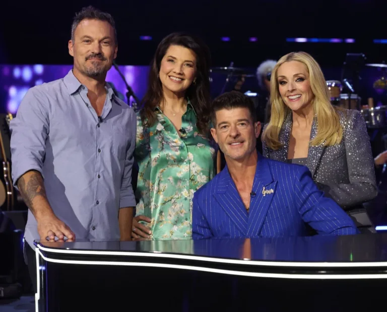 NAME THAT TUNE Season 6 Episode 4 : L-R: Brian Austin Green, Daphne Zuniga, Robin Thicke, and Jane Krakowski in the "It's a '90s Halloween" episode of NAME THAT TUNE airing Monday, OCT. 12 (8:00-9:00 PM ET/PT) on FOX. CR: Lorraine O'Sullivan/FOX. ©2026 FOX Media LLC.