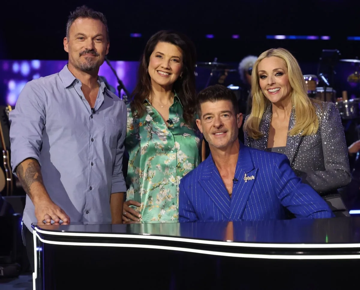 NAME THAT TUNE Season 6 Episode 4 : L-R: Brian Austin Green, Daphne Zuniga, Robin Thicke, and Jane Krakowski in the "It's a '90s Halloween" episode of NAME THAT TUNE airing Monday, OCT. 12 (8:00-9:00 PM ET/PT) on FOX. CR: Lorraine O'Sullivan/FOX. ©2026 FOX Media LLC.