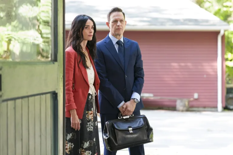 BEST MEDICINE Season 2 Episode 4 : L-R: Abigail Spencer and Josh Charles in the “No Place Like Om” episode of BEST MEDICINE airing Tuesday, October 13 (8:00-9:00 PM ET/PT) on FOX. © 2026 Fox Media LLC. CR: Francisco Roman/FOX.