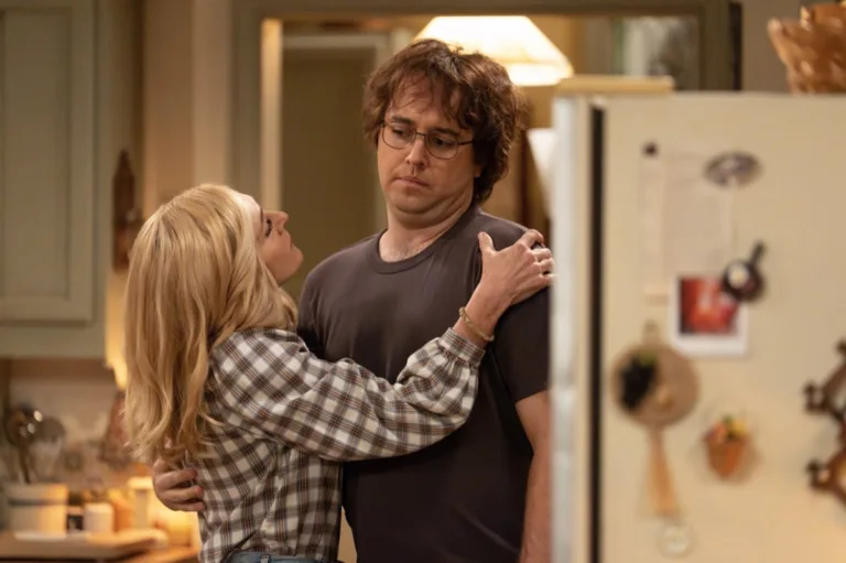 “A Serious Journalist and Your Brain on Drugs” – CBS Original Series GEORGIE & MANDY’S FIRST MARRIAGE, Scheduled to air on Thursday, October 15th (8:00-8:31 PM, ET/PT) on the CBS Television Network. Pictured (L-R): Rachel Bay Jones as Audrey, Dougie Baldwin as Connor. Photo: Troy Harvey/CBS/Warner Bros. © 2026 CBS Broadcasting Inc. All Rights Reserved.