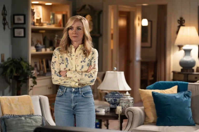 “A Serious Journalist and Your Brain on Drugs” – CBS Original Series GEORGIE & MANDY’S FIRST MARRIAGE, Scheduled to air on Thursday, October 15th (8:00-8:31 PM, ET/PT) on the CBS Television Network. Pictured (L-R): Rachel Bay Jones as Audrey Photo: Troy Harvey/CBS/Warner Bros. © 2026 CBS Broadcasting Inc. All Rights Reserved.