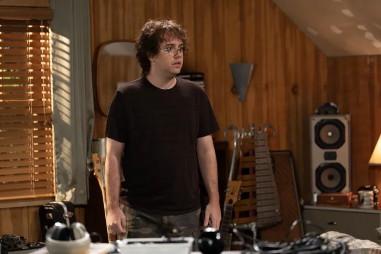 “A Serious Journalist and Your Brain on Drugs” – CBS Original Series GEORGIE & MANDY’S FIRST MARRIAGE, Scheduled to air on Thursday, October 15th (8:00-8:31 PM, ET/PT) on the CBS Television Network. Pictured (L-R): Dougie Baldwin as Connor Photo: Troy Harvey/CBS/Warner Bros. © 2026 CBS Broadcasting Inc. All Rights Reserved.