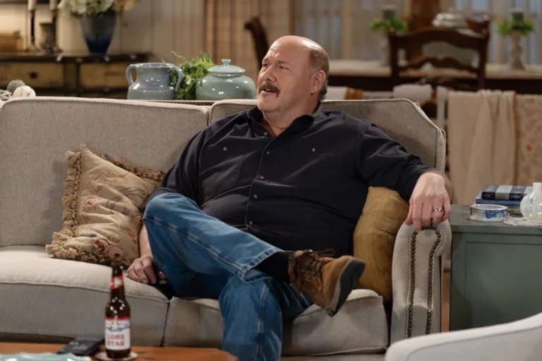 “A Serious Journalist and Your Brain on Drugs” – CBS Original Series GEORGIE & MANDY’S FIRST MARRIAGE, Scheduled to air on Thursday, October 15th (8:00-8:31 PM, ET/PT) on the CBS Television Network. Pictured (L-R): Will Sasso as Jim Photo: Troy Harvey/CBS/Warner Bros. © 2026 CBS Broadcasting Inc. All Rights Reserved.