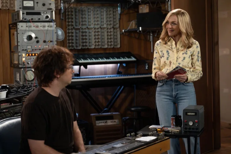 “A Serious Journalist and Your Brain on Drugs” – CBS Original Series GEORGIE & MANDY’S FIRST MARRIAGE, Scheduled to air on Thursday, October 15th (8:00-8:31 PM, ET/PT) on the CBS Television Network. Pictured (L-R): Dougie Baldwin as Connor, Rachel Bay Jones as Audrey Photo: Troy Harvey/CBS/Warner Bros. © 2026 CBS Broadcasting Inc. All Rights Reserved.