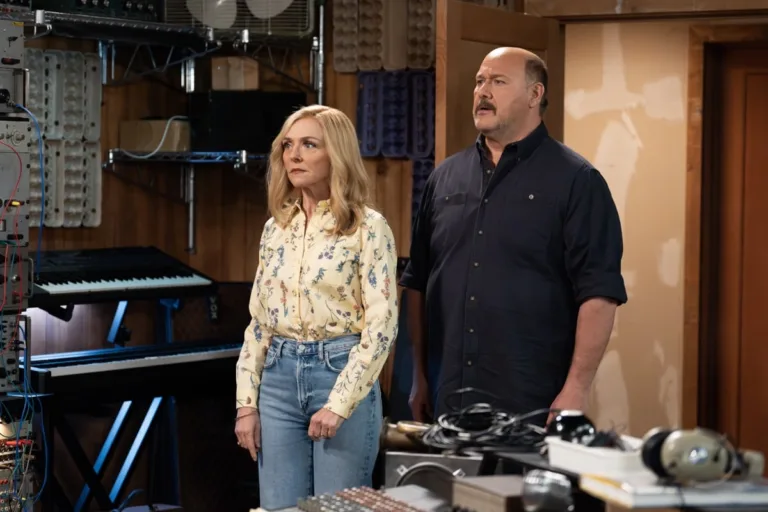 “A Serious Journalist and Your Brain on Drugs” – CBS Original Series GEORGIE & MANDY’S FIRST MARRIAGE, Scheduled to air on Thursday, October 15th (8:00-8:31 PM, ET/PT) on the CBS Television Network. Pictured (L-R): Rachel Bay Jones as Audrey, Will Sasso as Jim Photo: Troy Harvey/CBS/Warner Bros. © 2026 CBS Broadcasting Inc. All Rights Reserved.