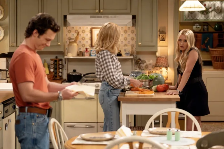 “A Serious Journalist and Your Brain on Drugs” – CBS Original Series GEORGIE & MANDY’S FIRST MARRIAGE, Scheduled to air on Thursday, October 15th (8:00-8:31 PM, ET/PT) on the CBS Television Network. Pictured (L-R): Montana Jordan as Georgie, Rachel Bay Jones as Audrey, Emily Osment as Mandy Photo: Troy Harvey/CBS/Warner Bros. © 2026 CBS Broadcasting Inc. All Rights Reserved.