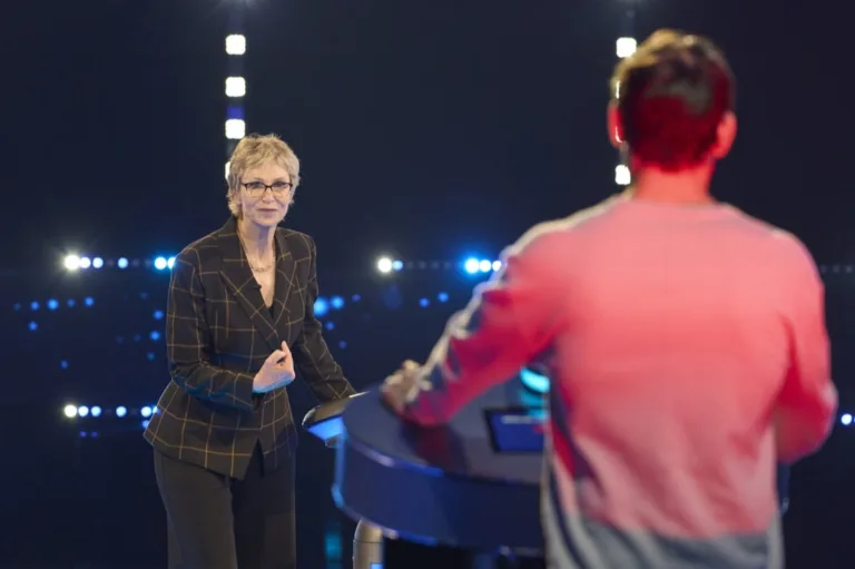 CELEBRITY WEAKEST LINK: L-R: RGIII & Grete Griffin, Ashley Iaconetti & Jared Haibon, Boris Kodjoe & Nicole Ari Parker, Alexa PenaVega & Carlos PenaVega with Host Jane Lynch (C) in the CELEBRITY WEAKEST LINK “Power Couples” Season Premiere episode airing Monday, Oct. 19 (9:01-10:00 PM ET/PT) on FOX. © 2026 Fox Media LLC. CR: Tom Griscom/FOX.