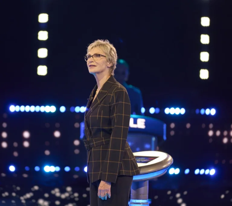 CELEBRITY WEAKEST LINKSeason 2 Episode 5 : L-R: RGIII & Grete Griffin, Ashley Iaconetti & Jared Haibon, Boris Kodjoe & Nicole Ari Parker, Alexa PenaVega & Carlos PenaVega with Host Jane Lynch (C) in the CELEBRITY WEAKEST LINK “Power Couples” Season Premiere episode airing Monday, Oct. 19 (9:01-10:00 PM ET/PT) on FOX. © 2026 Fox Media LLC. CR: Tom Griscom/FOX.