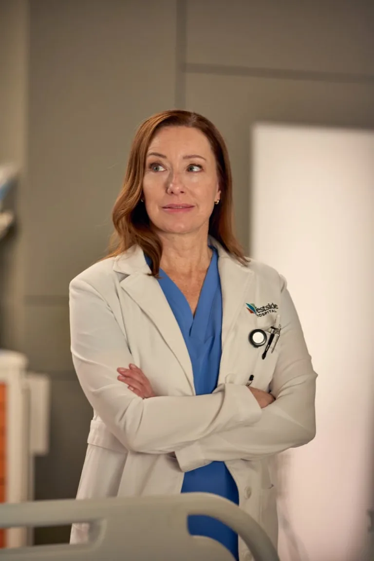 DOC Season 3 Episode 5 : Molly Parker in the “S.O.S" episode of DOC airing Tuesday, October. 20 (8:00-9:00 PM ET/PT) on FOX. CR: John Medland/FOX. ©2026 FOX Media LLC.
