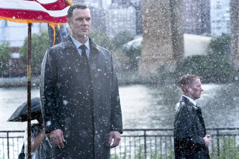 LINE OF FIRE Season 1 Episode 5 -- "Cul-de-Sac" Episode 105 -- Pictured: Peter Krause as Mike Hollingsworth -- (Photo by: Ralph Bavaro/NBC)