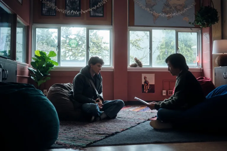 PHONY - “Crosby, Stills, and Nash" - Sonny tries to find help. Weldon leads them to a private investigator. (Disney/David Astorga)
SAM NIVOLA, KELVIN YU