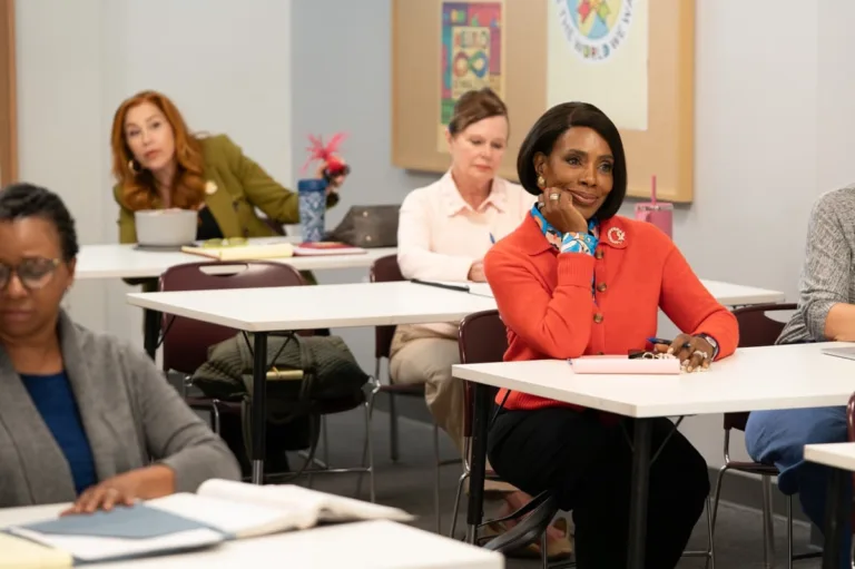 ABBOTT ELEMENTARY Season 6 Episode 3 - “Tryouts” - The step team tries out for a major competition, Melissa and Barbara take a special ed certification course, while Janine, Gregory and Jacob welcome a new substitute. WEDNESDAY, OCT. 21 (8:30-9:01 p.m. EDT) on ABC. (Disney/Gilles Mingasson) 
LISA ANN WALTER, SHERYL LEE RALPH