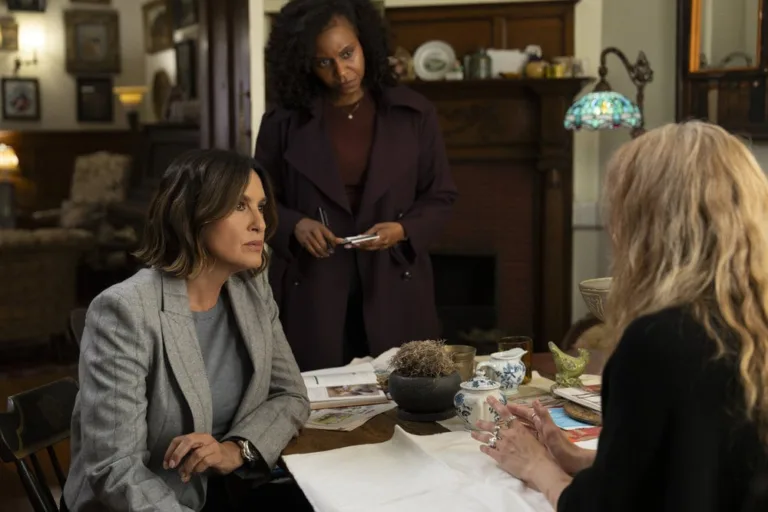LAW & ORDER: SVU Season 28 Episode 4 -- "Arcana" Episode 28004 -- Pictured: (l-r) Mariska Hargitay as Capt. Olivia Benson, Aimé Donna Kelly as Capt. Renee Curry -- (Photo by: Virginia Sherwood/NBC)